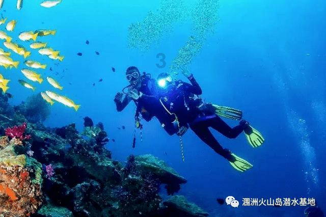 航拍云南镇雄山体滑坡救援现场